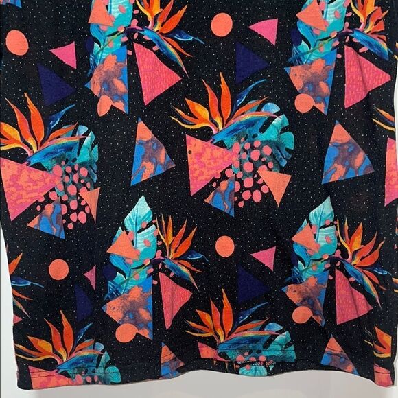 Colorful Geometric Print T-Shirt - Picture 3 of 8